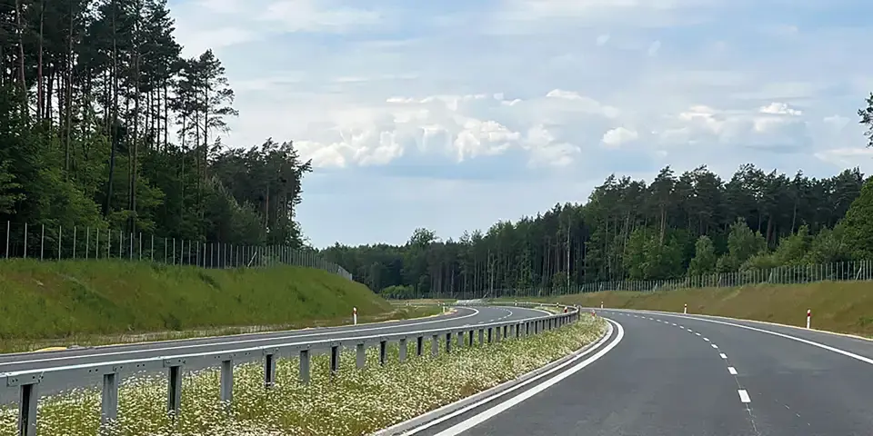 MegaRail x-family: economical, modular guardrails with high containment, ideal for sandy areas and pedestrian paths.